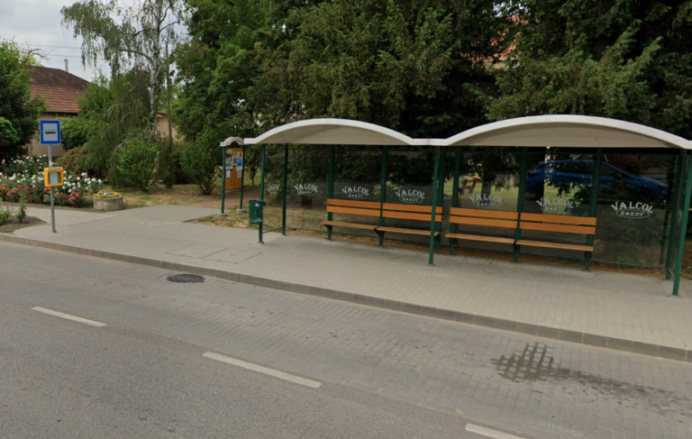 buszmegálló_logóval