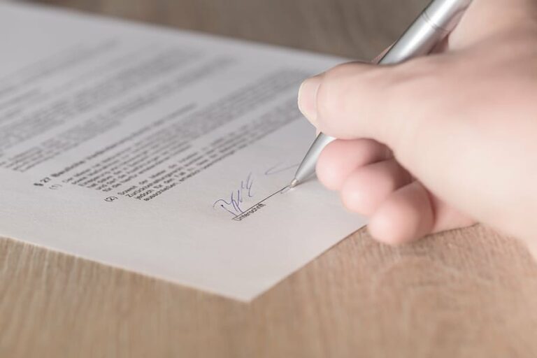 contract-signature-lease-available