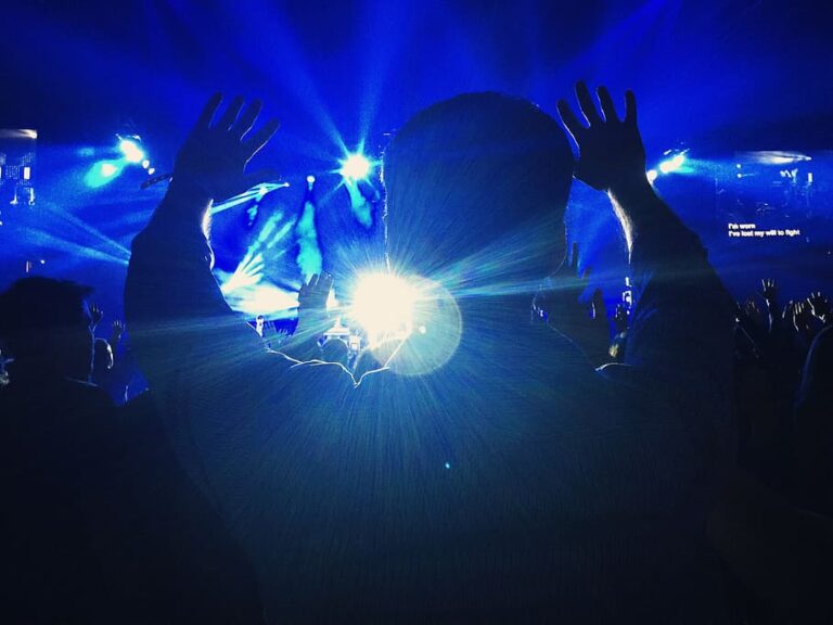 crowd-lens-flare-live-performance-music-festival