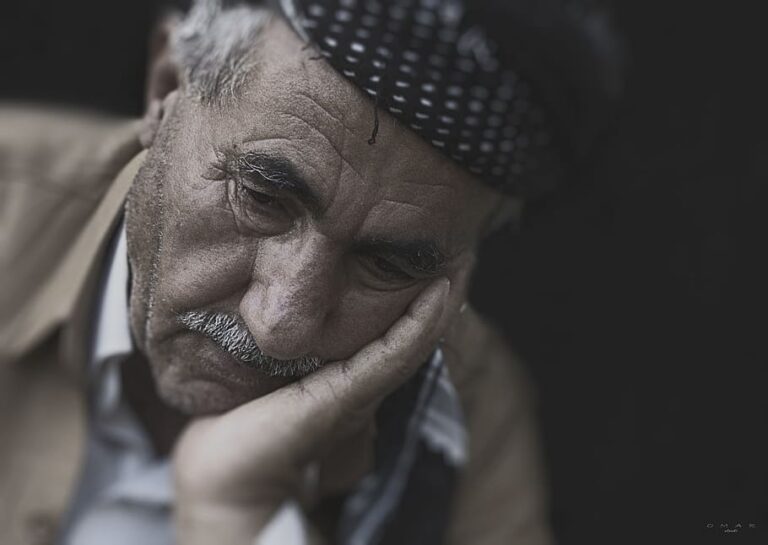 elder-elderly-frustrated-frustration