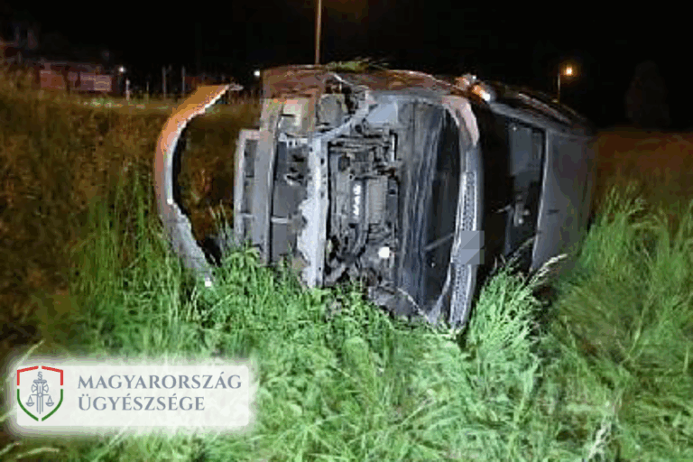 felborult autó_logóval