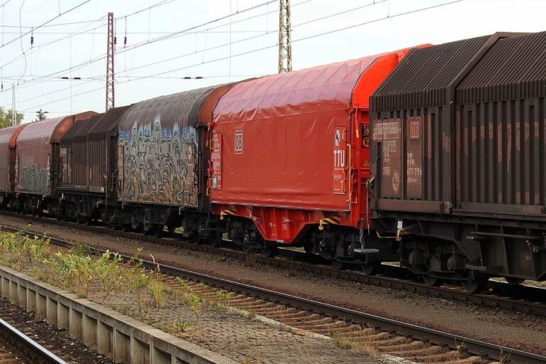 freight-train-gleise-train-seemed