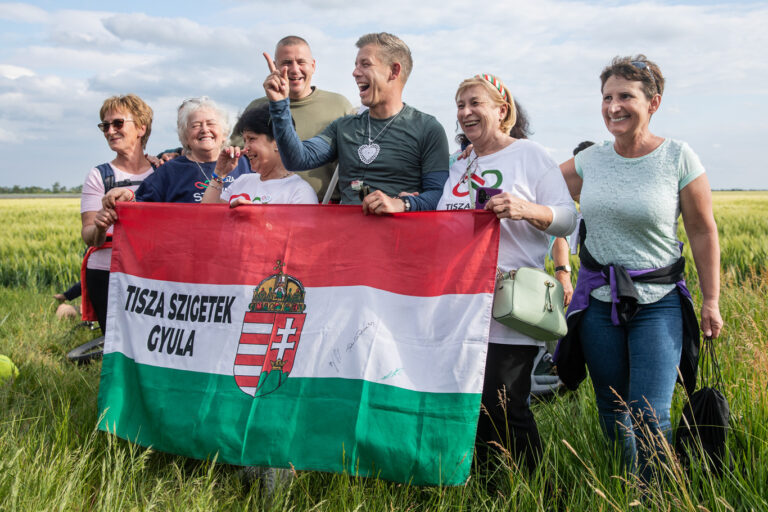 magyar péter vonul