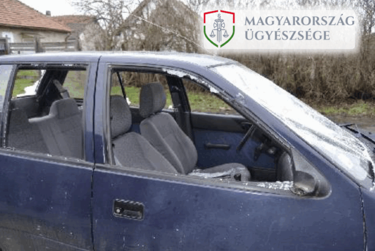 megrongált autó logóval