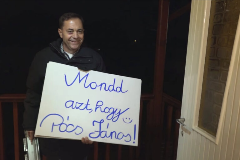 pócs jános plakáttal
