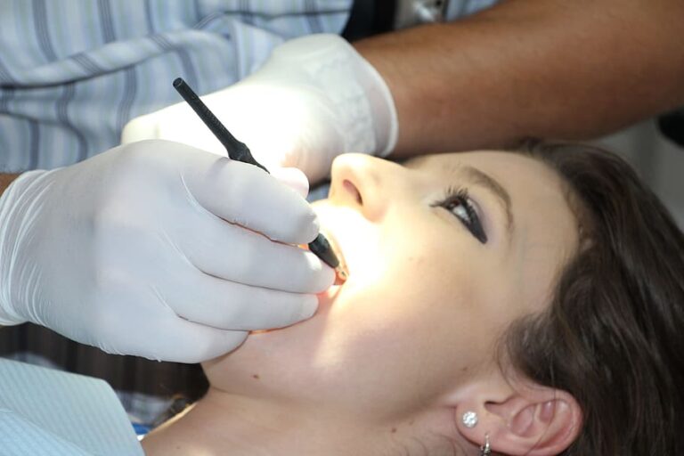 zahnreinigung-dental-repairs-treat-teeth-brushing-teeth